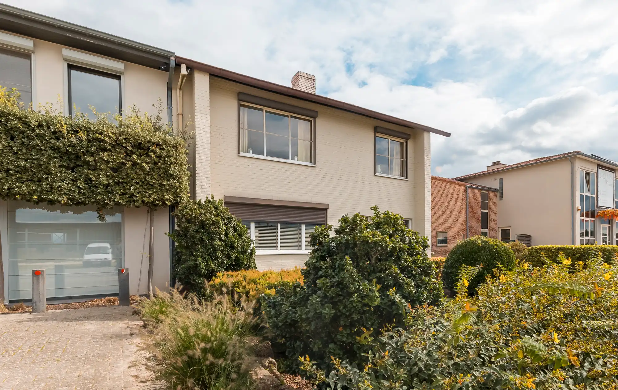 TE KOOP: Mooie op te frissen woning met 3 slaapkamers, garage en veel potentieel foto 2