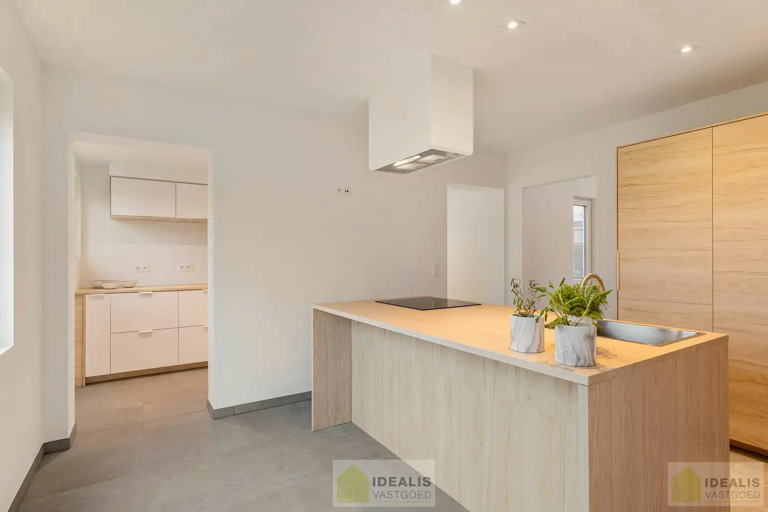 IDEALIS VASTGOED – Schitterend volledig vernieuwde woning met een heerlijke open leefruimte, luxe keuken, 3 ruime slaapkamers, twee badkamers én een ruime wasplaats! Dit heerlijke huis bevindt zich op een perceel van maar liefst 7a 94ca vlak bij het centrum van Eksel - EEN MUST VISIT! - foto 4