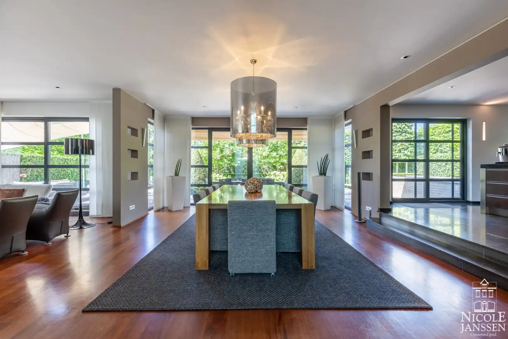 Luxueus ingerichte villa met vier slaapkamers en verzorgde tuin foto 9