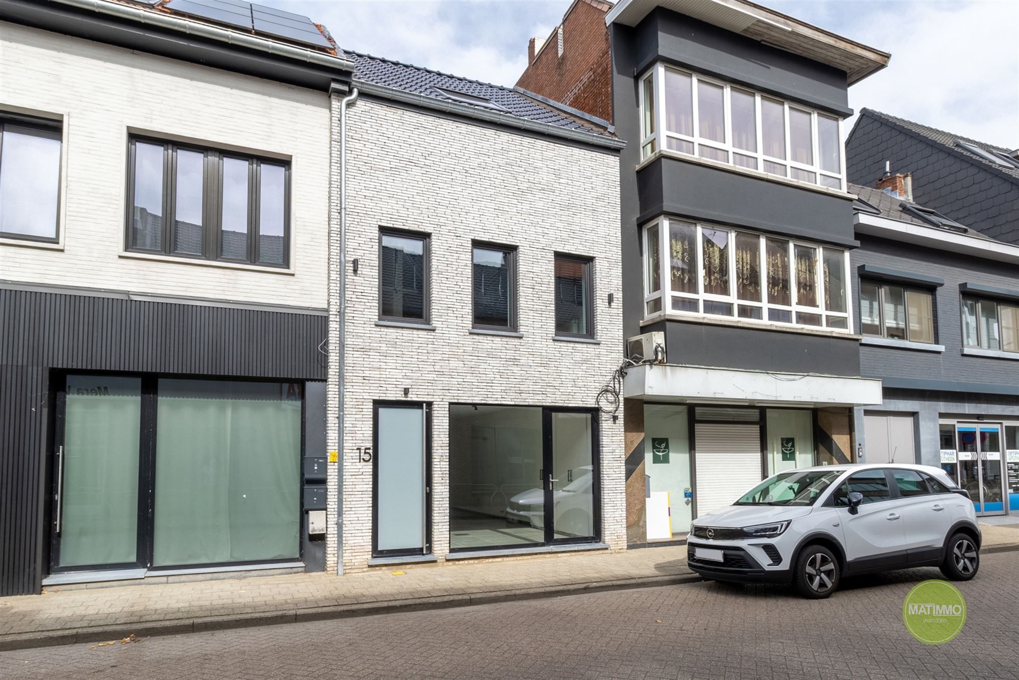 Modern gerenoveerde handelszaak met duplexapp in Meerhout foto {{pictureIndex}}