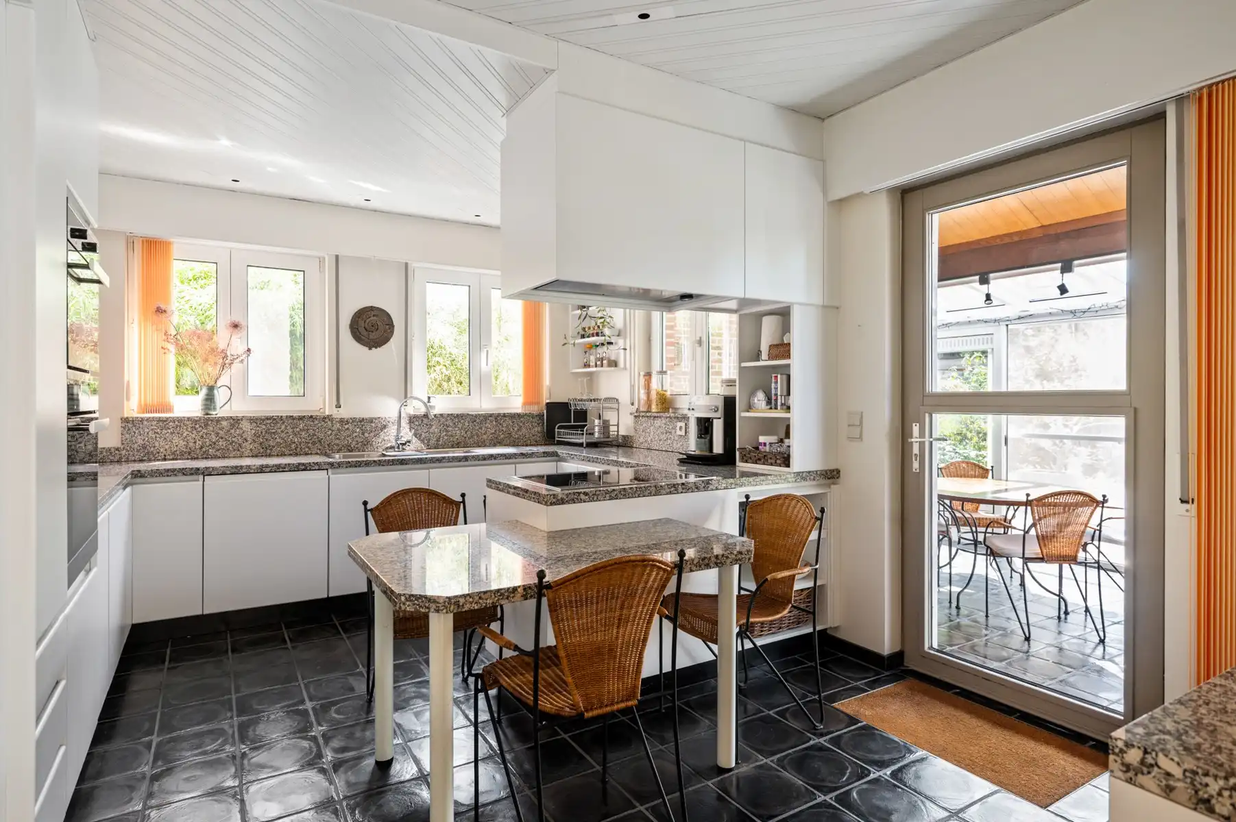 Ruime en lichtrijke villa in rustige, groene omgeving foto 17