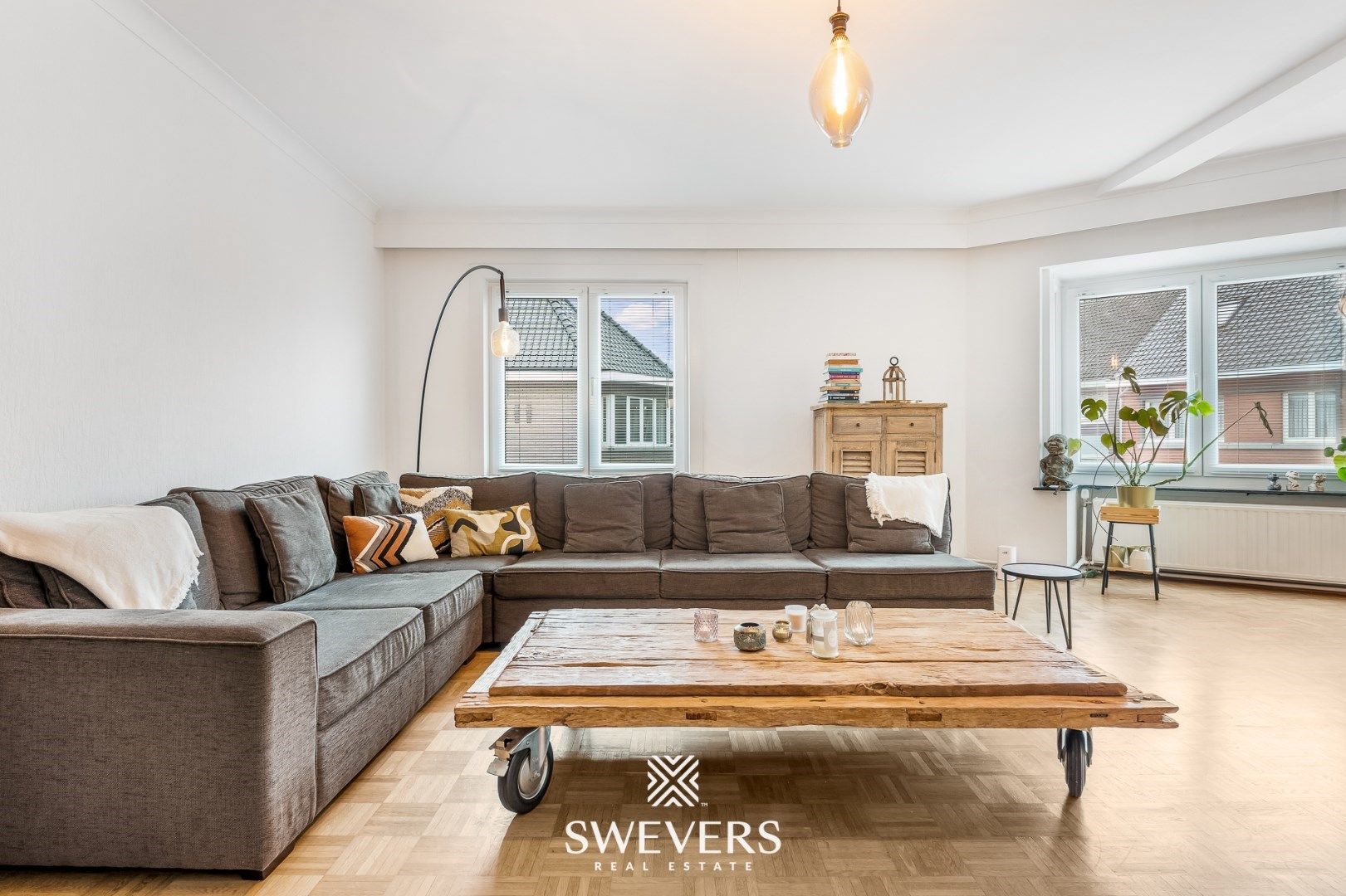 Modern appartement in hartje Hasselt met drie slaapkamers foto {{pictureIndex}}