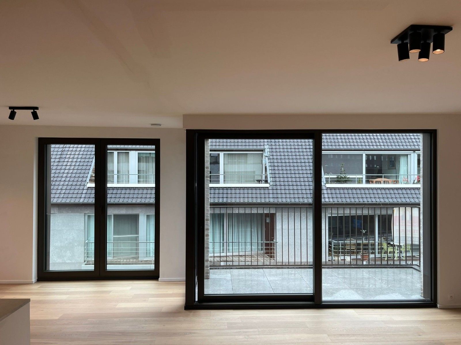 TE HUUR: Nieuwbouwappartement met 2 slaapkamers en dubbele terrassen foto 2