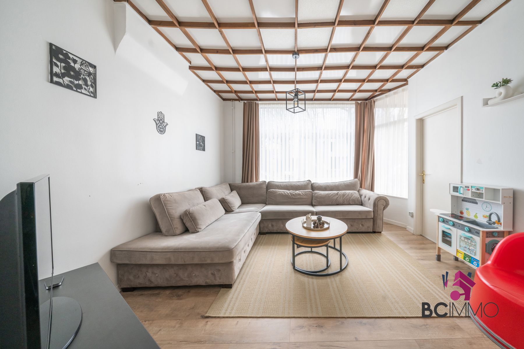 Karaktervolle woning met ruime tuin te Genk foto 3