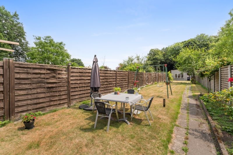 Woning met ruime tuin - dubbele garage achteraan! foto 2