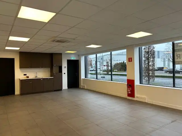 Bedrijfshal met kantoor foto 8