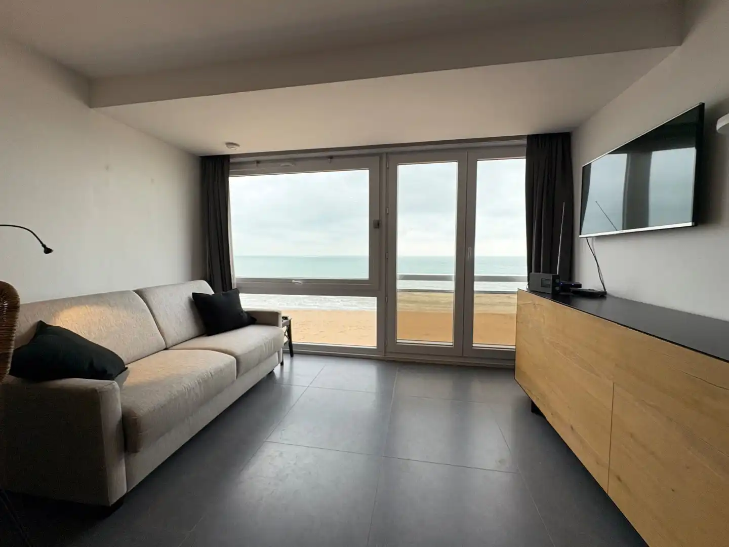 Te koop: gerenoveerde studio met frontaal zeezicht – ideaal als investering* foto 13