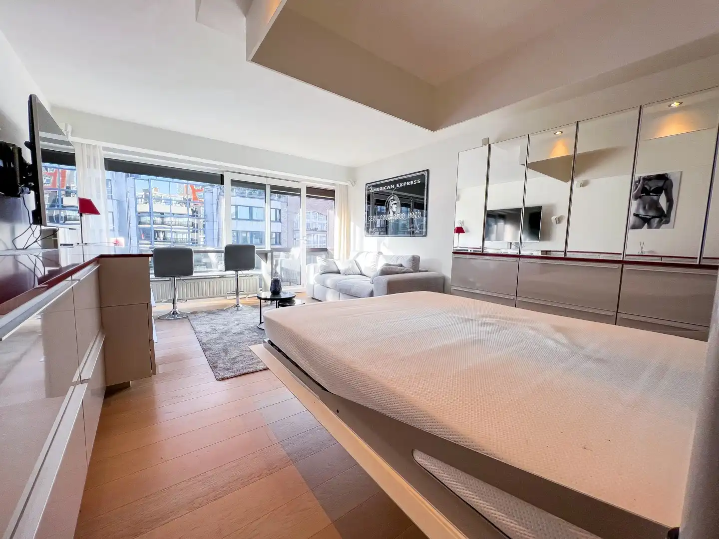 Modern en functioneel ingerichte studio, zonnig gelegen op de Lippenslaan in het winkelcentrum van Knokke. foto 8