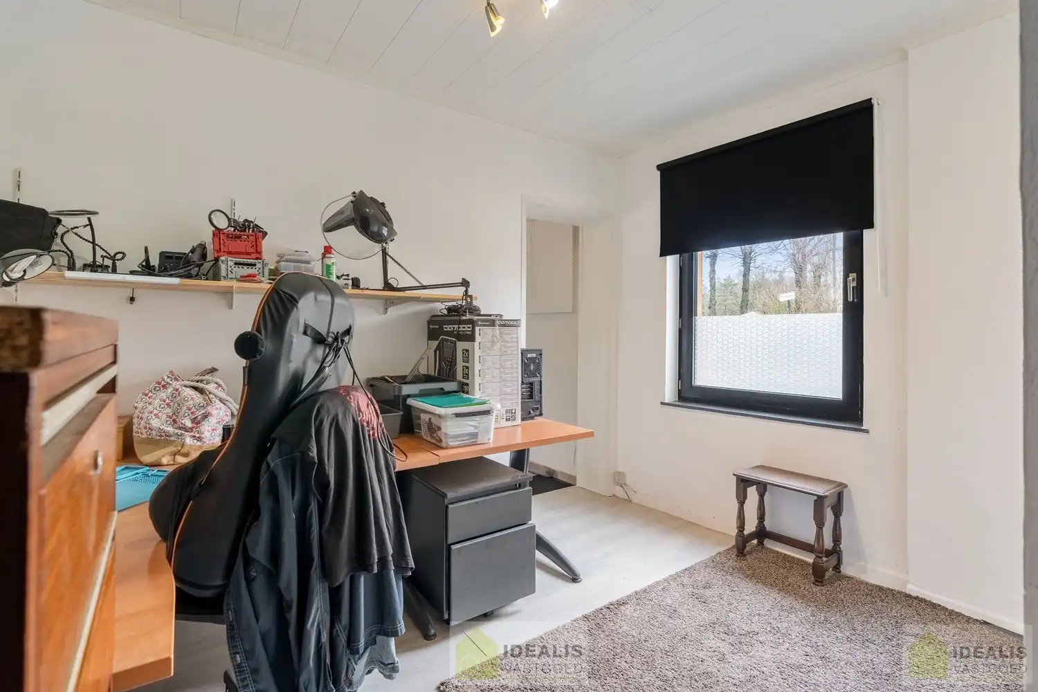 IDEALIS VASTGOED – CHARMANTE EENGEZINSWONING TE WIJCHMAAL, PEER! Deze woning omvat ca. 102m² bewoonbare oppervlakte op een perceel van 2a24ca met op het gelijkvloers inkomhal, bureau, woonkamer, keuken, toilet en berging. Op de verdieping 2 slaapkamers, dressing (mogelijkheid tot 3de slaapkamer in dressing) en badkamer. Uiterst geschikt voor kandidaten op zoek naar een betaalbare woning. foto 3