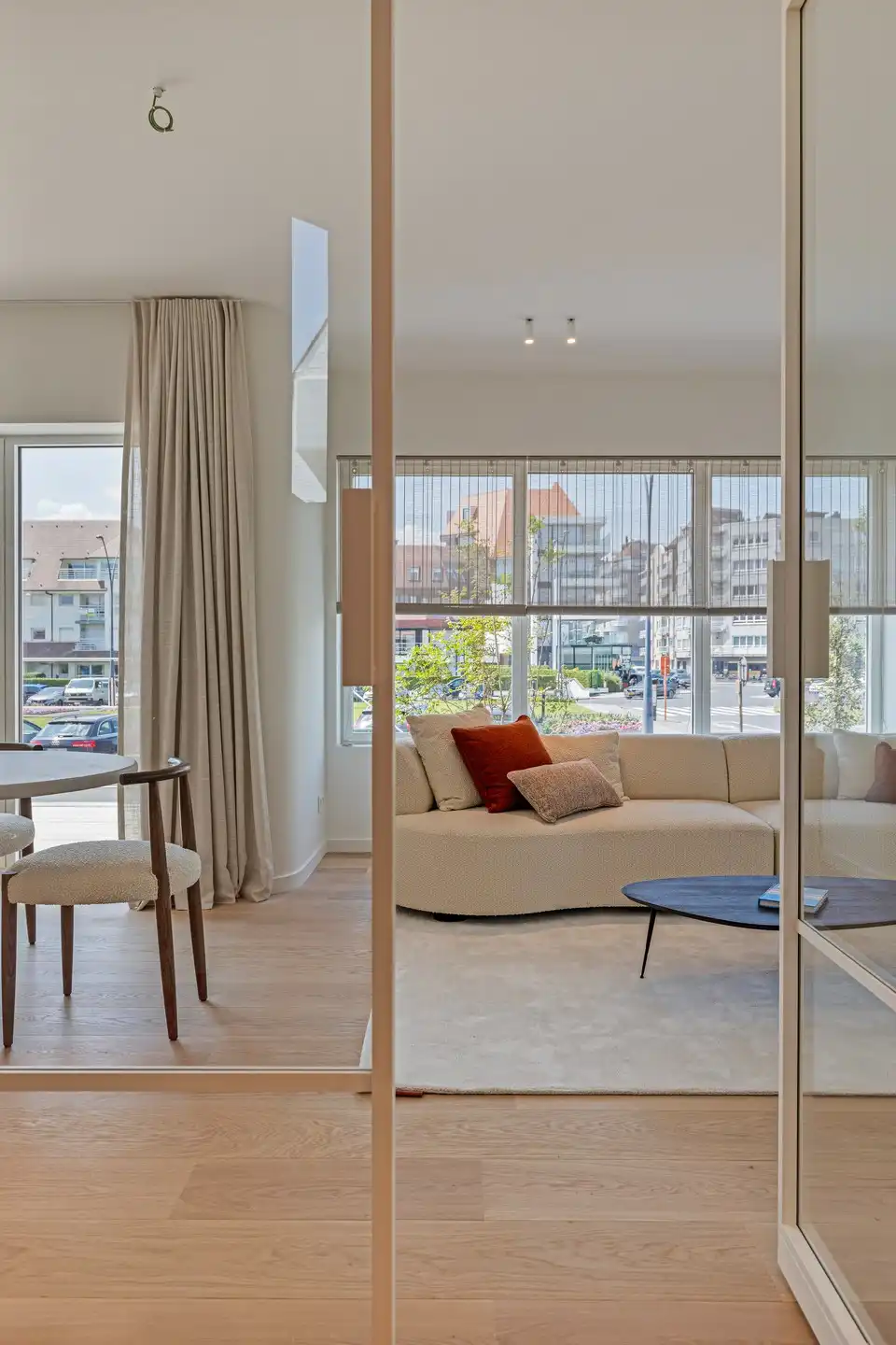 Exclusieve, volledig gerenoveerde hoekvilla met adembenemend zeezicht aan de Zeedijk. foto 8