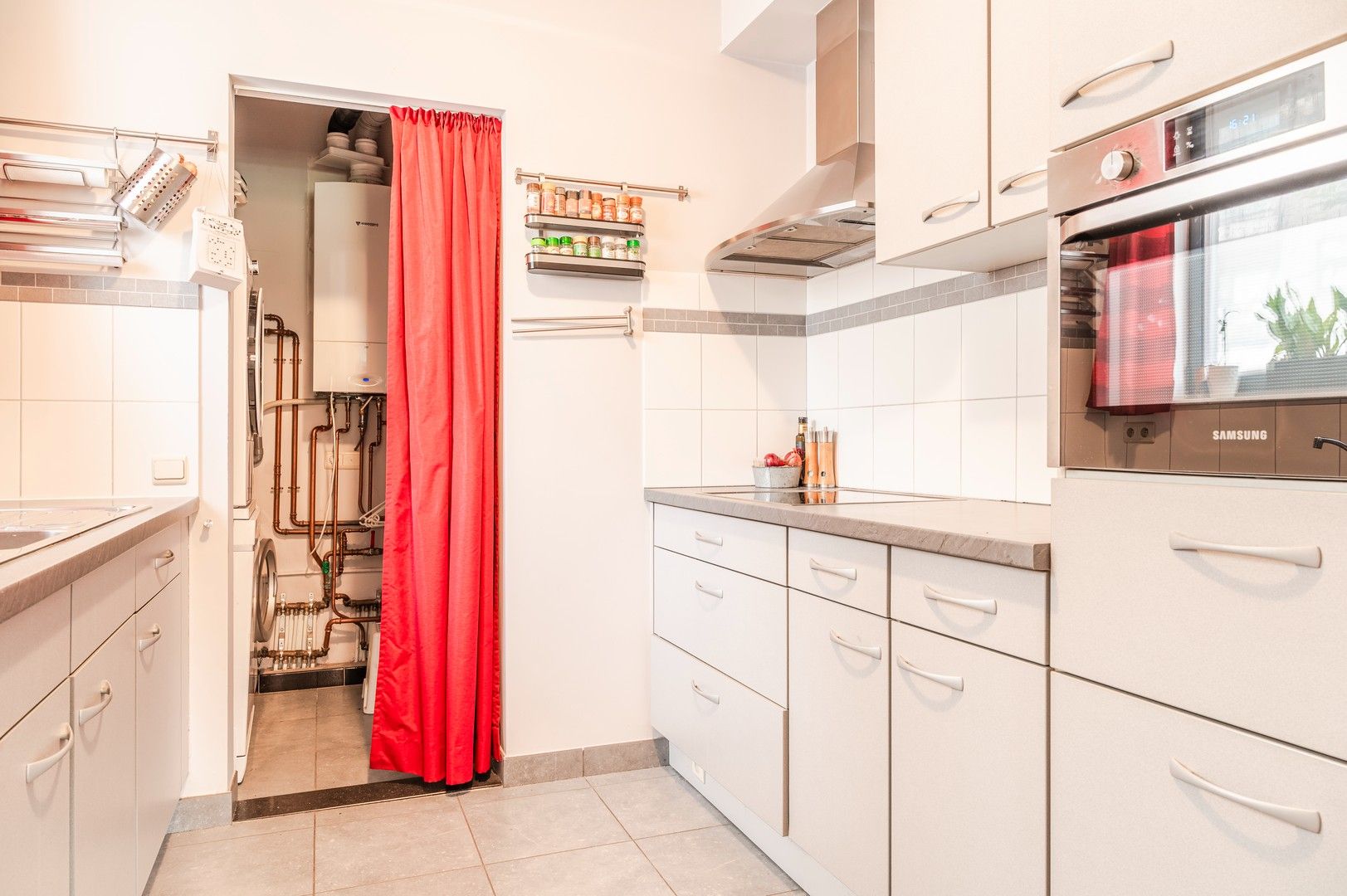 Gelijkvloers appartement + tuin en garagebox te Burcht! foto 5