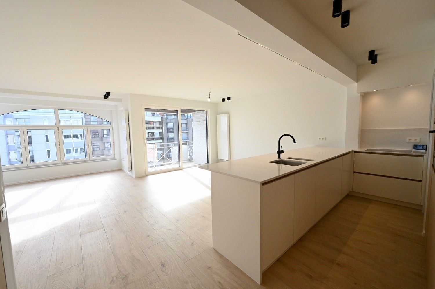 ONGEMEUBELD - NIEUW - Luxueus gerenoveerd appartement met 3 slaapkamers en met een OPEN ZICHT op het Burgemeester Frans Desmidtplein. foto 3