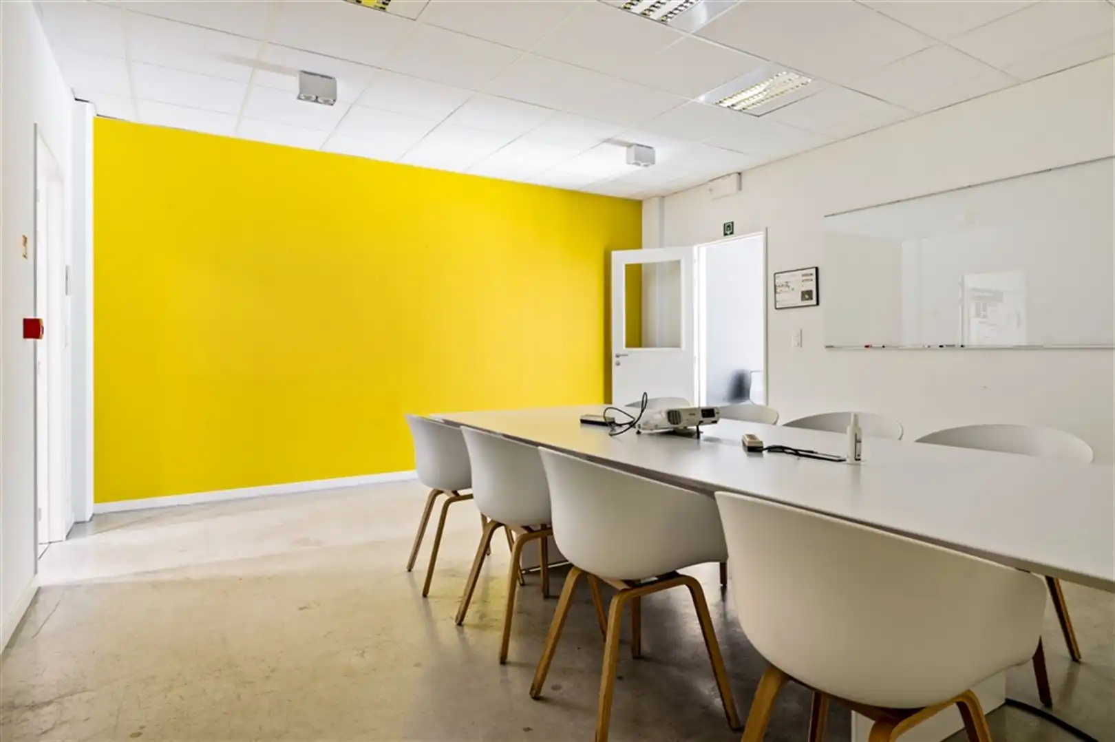 Magazijn met kantoren te koop langs R4 in Merelbeke-Melle foto 17