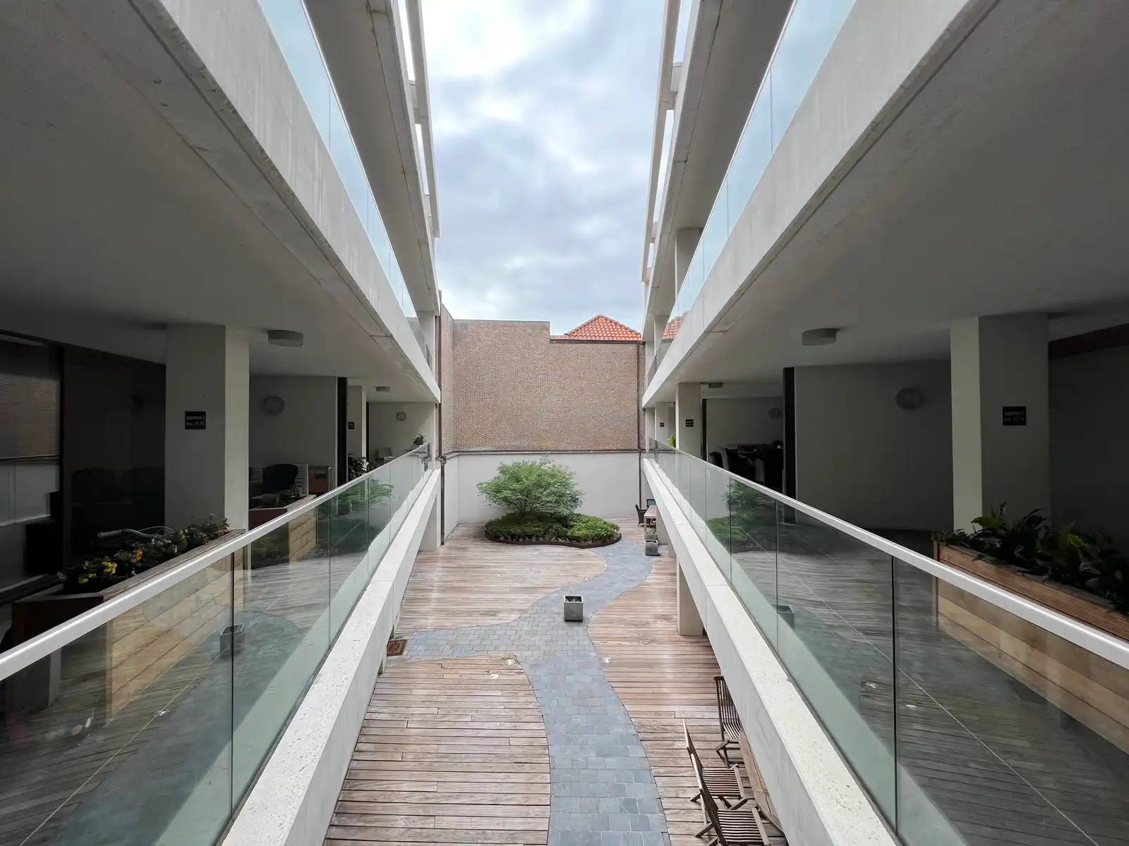 Modern appartement met 2 slpks, terras en autostaanplaats foto 16