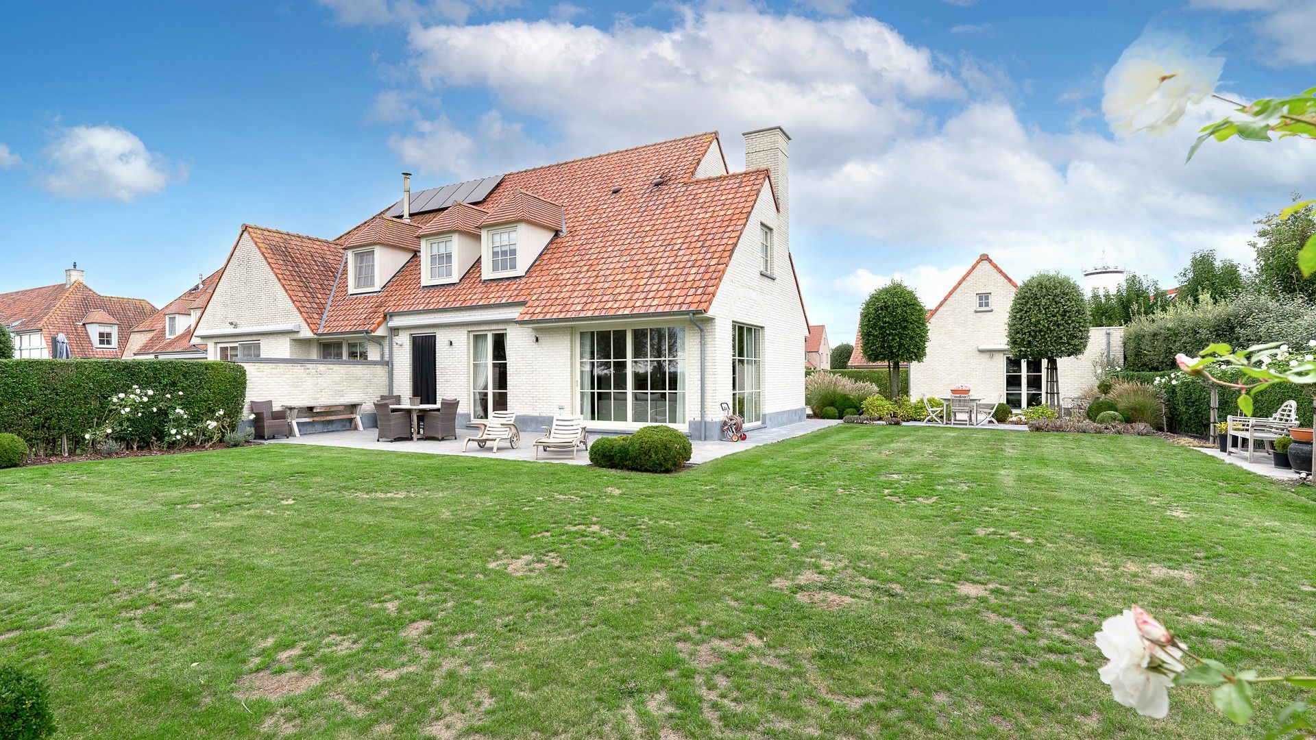 Mooie recente woning rustig gelegen in Knokke, op enkele passen van Duinenwater, de zee en het centrum. foto {{pictureIndex}}