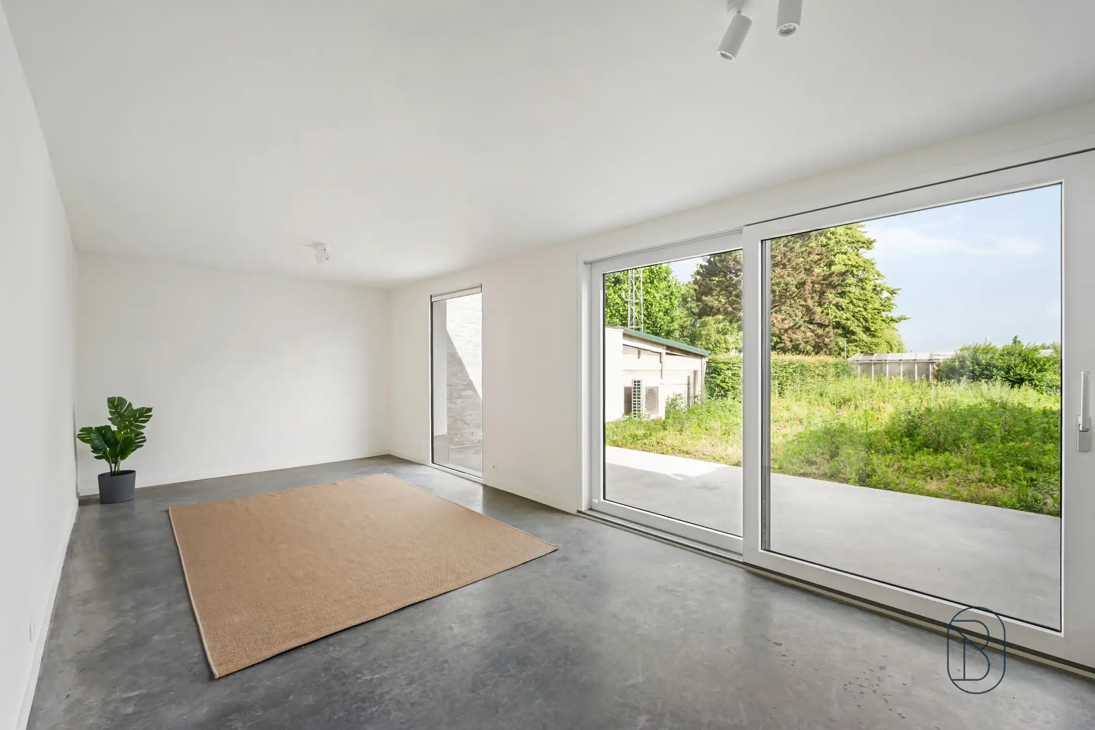 Rustig gelegen instapklare rijwoning met 3 slk en leuke tuin foto 2