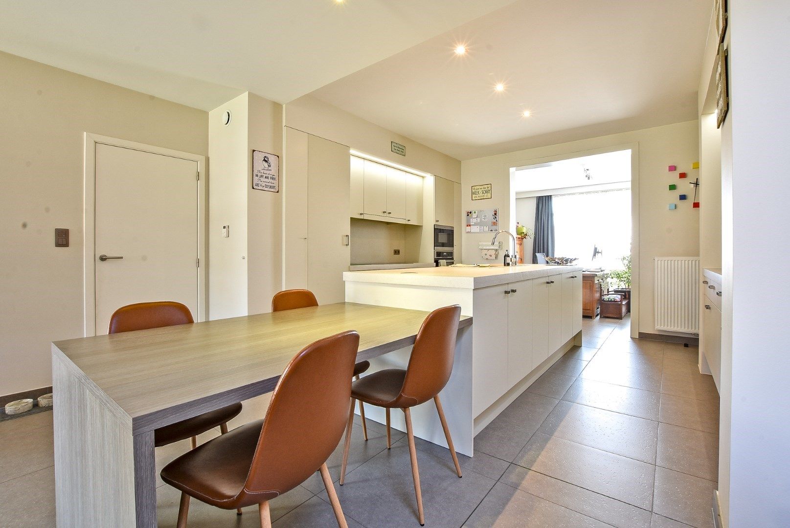 Stijlvol gerenoveerde woning met 4/5 slaapkamers en 2 garages te Diksmuide! foto 7