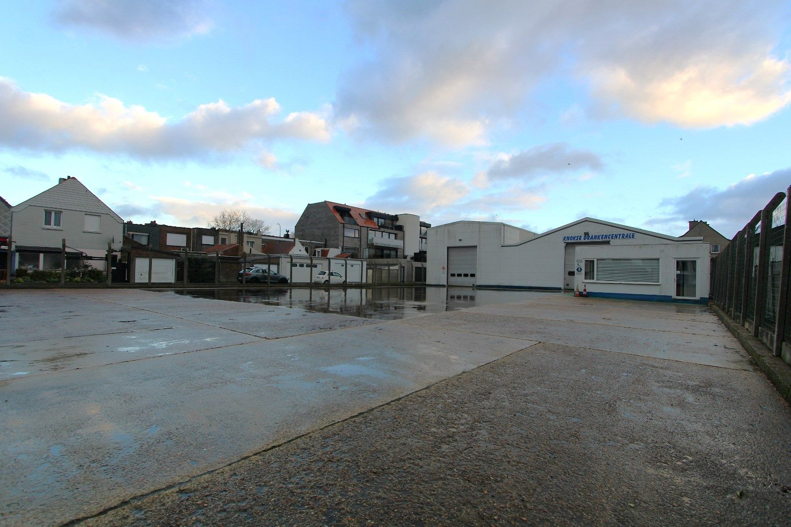 Magazijn (760m²) met koer (1040m²) en bureelruimte (85m²) te huur centrum Knokke Nieuwstraat foto 14