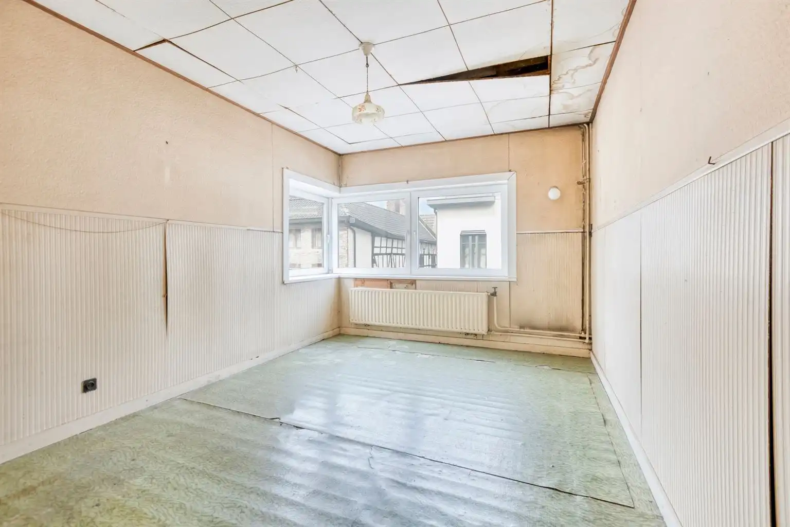 Karaktervol hoekpand met handelsruimte en ruime woning op een absolute topligging aan de Bosstraat in Maaseik.  foto 17