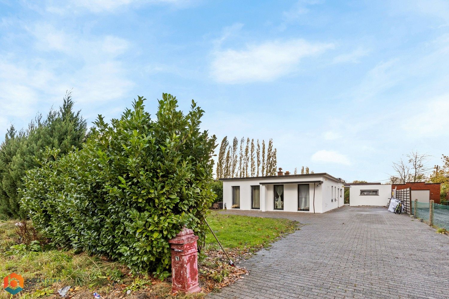 Woning met 4 slpkrs en garage op perceel van 1401 m² foto {{pictureIndex}}