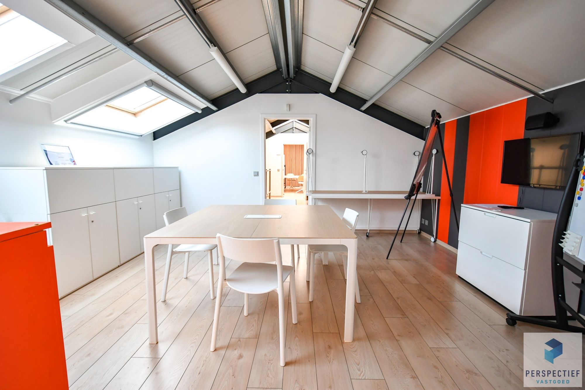 BEDRIJFSGEBOUW met PRIVE PARKING (min.15 wagens) - 11 KANTOORRUIMTES - BRUIKBARE OPP 685m² foto 24