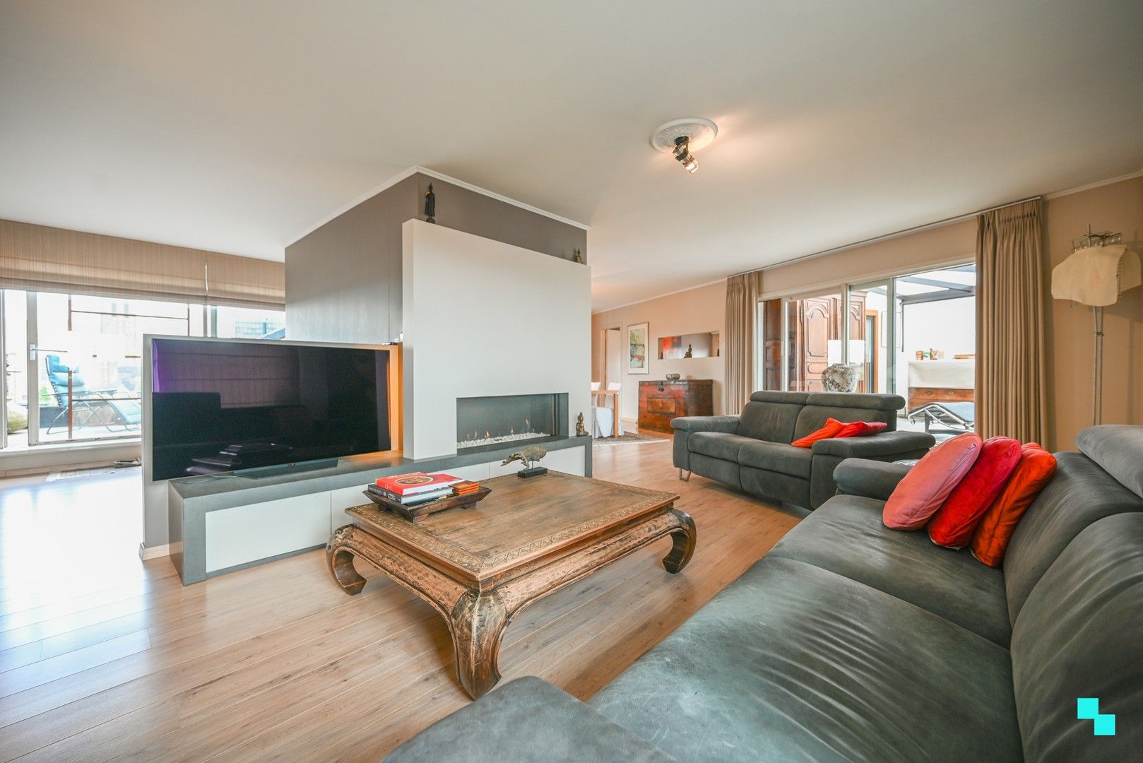 Ruim penthouse in het centrum van Oostrozebeke! foto 2