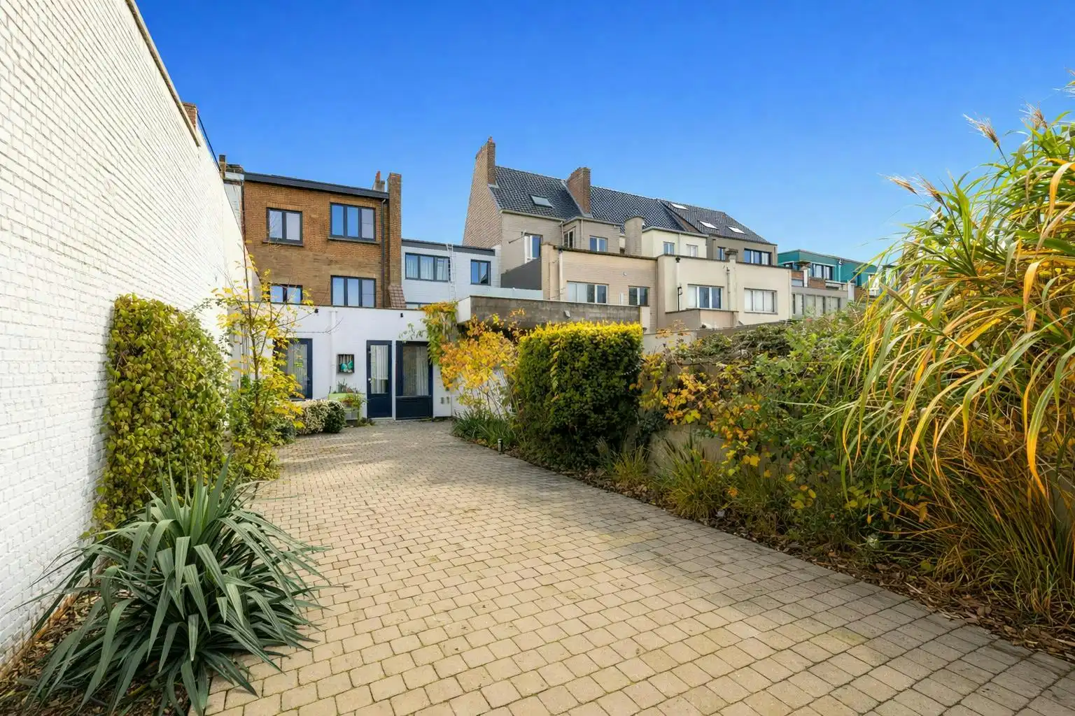 Zeer ruime centraal gelegen herenwoning in Sint-Niklaas foto {{pictureIndex}}