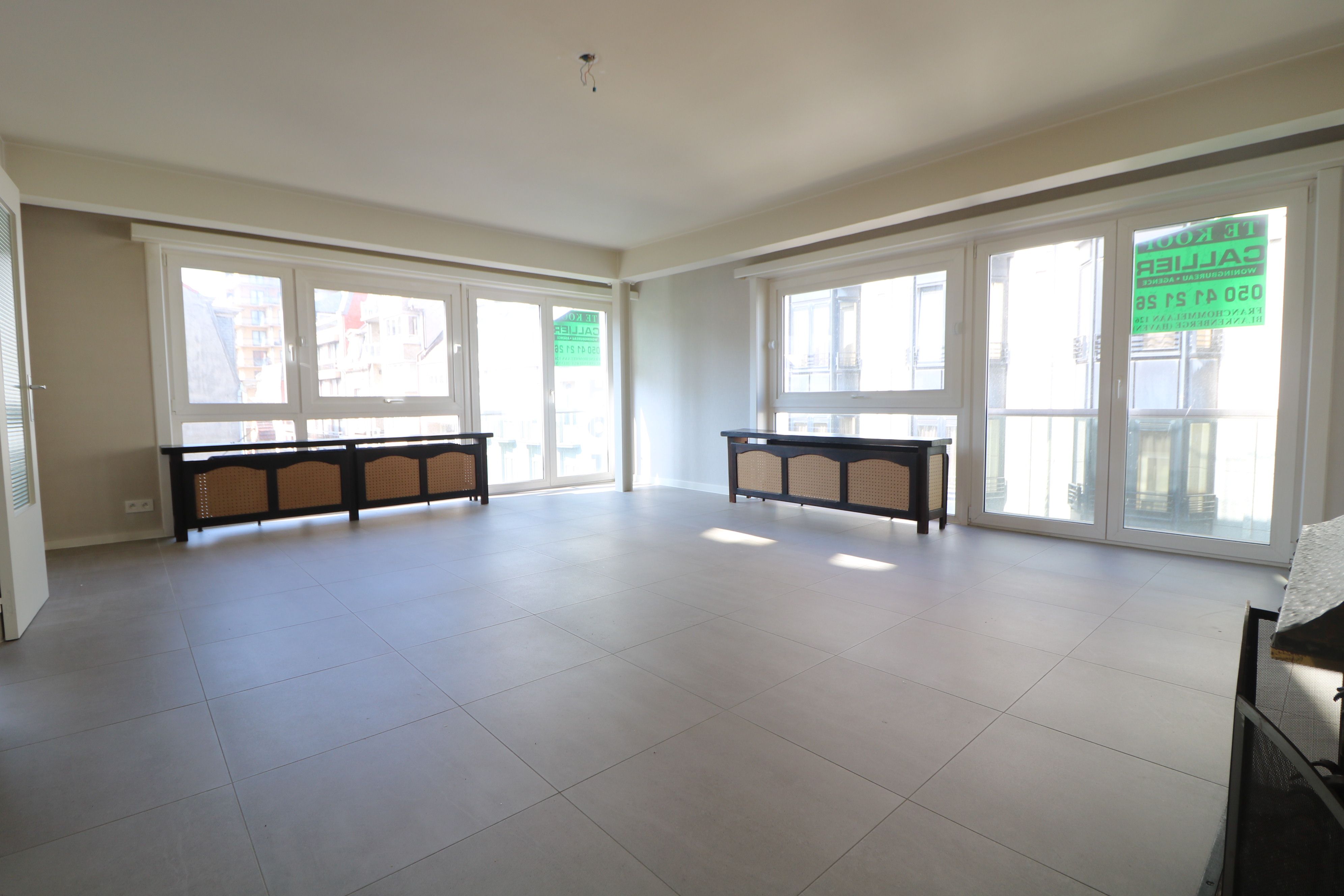 Volledig gerenoveerd 3-slaapkamerappartement, pal in het centrum van Blankenberge en vlakbij Zeedijk. foto {{pictureIndex}}