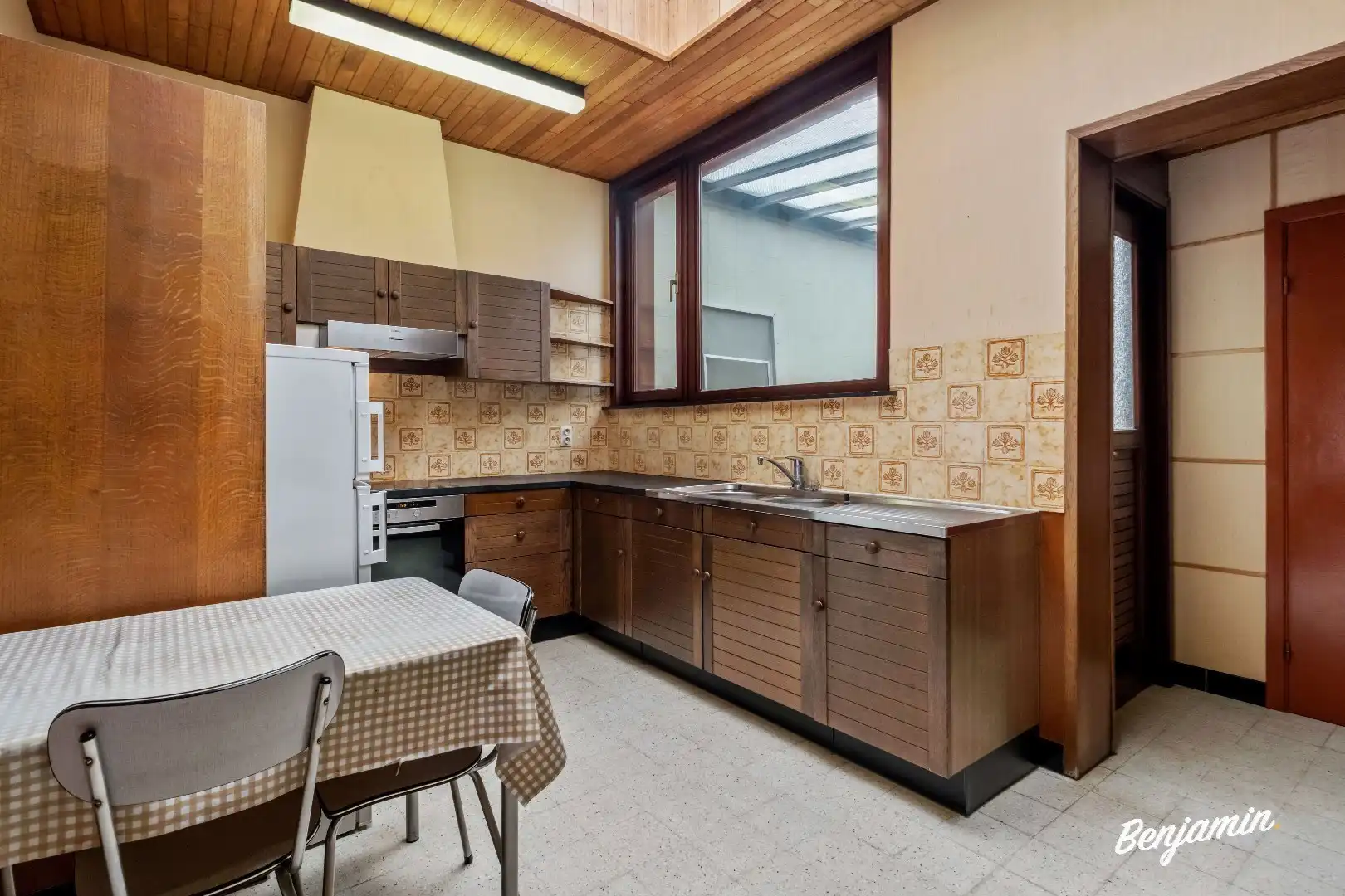 Ruime, verzorgde rijwoning met 4 slaapkamers, tuin en garage op centrale ligging te Menen foto 7