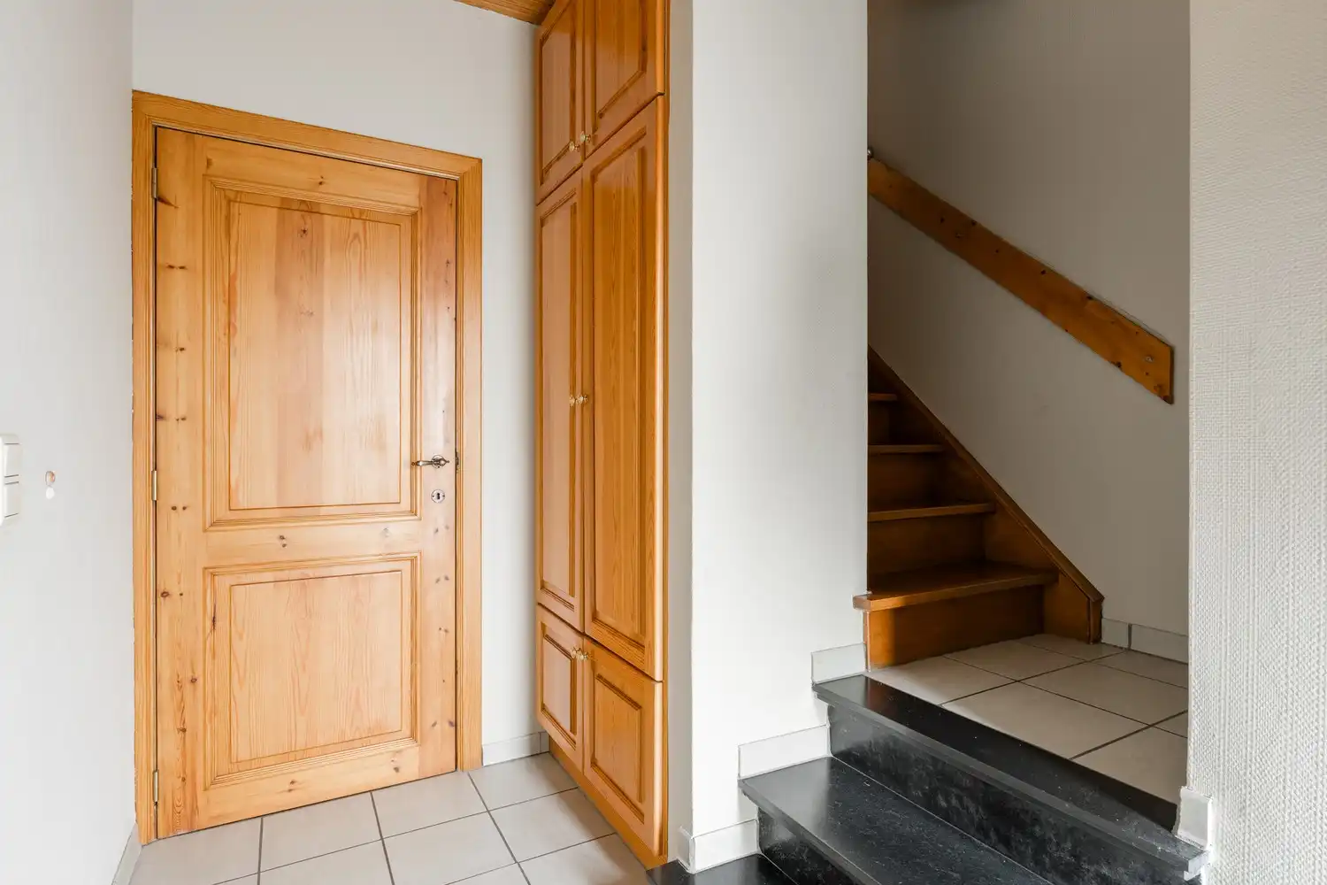 Instapklare  gezinswoning op ruim hoekperceel van 784 m² foto 3