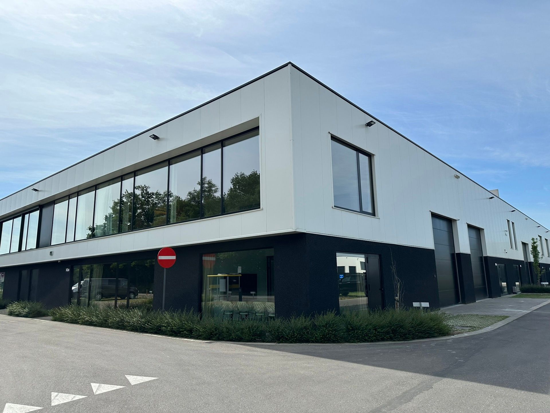 Prachtige nieuwbouw KMO-unit te koop in Stabroek  foto 2