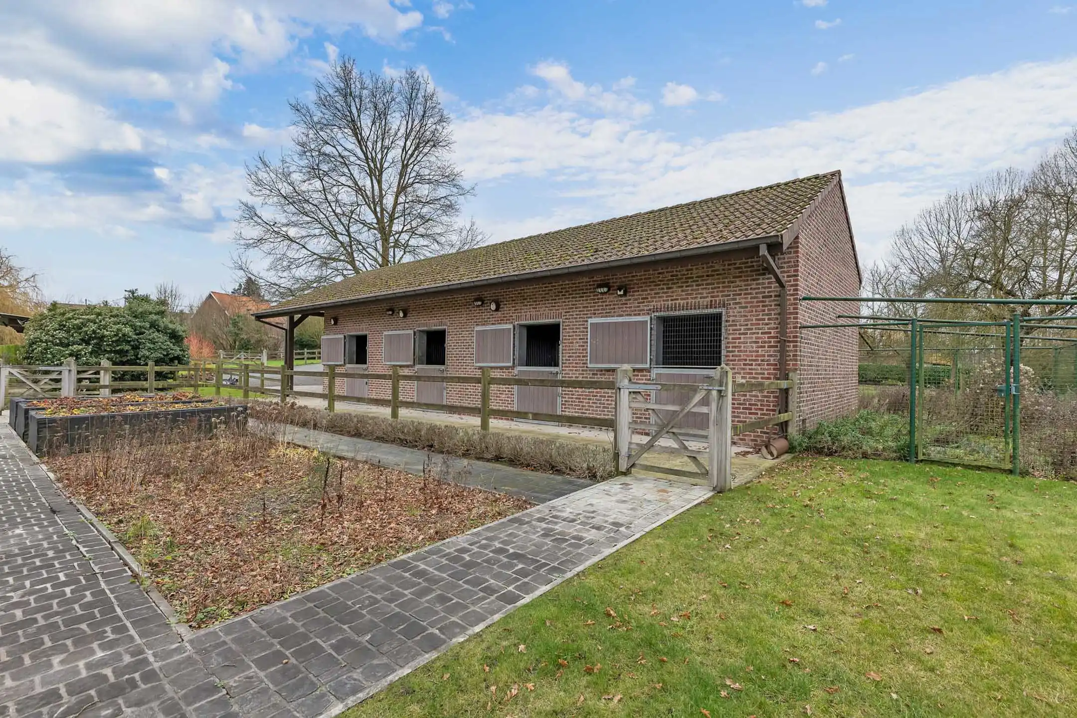 Exclusief landhuis met binnenzwembad en stallingen foto 10