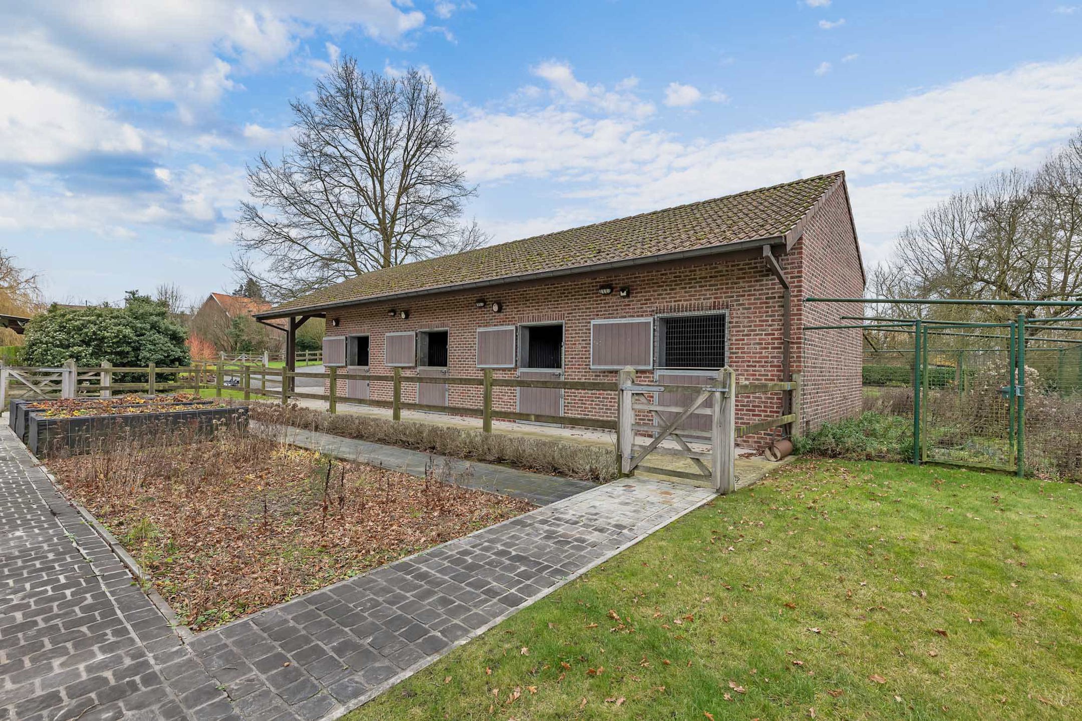 Exclusief landhuis met binnenzwembad en stallingen foto 10