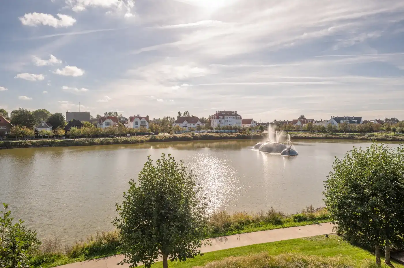 Uitzonderlijk ruim en breed appartement met zuidgericht terras en uniek zicht over het Zegemeer - dubbele garage foto 5