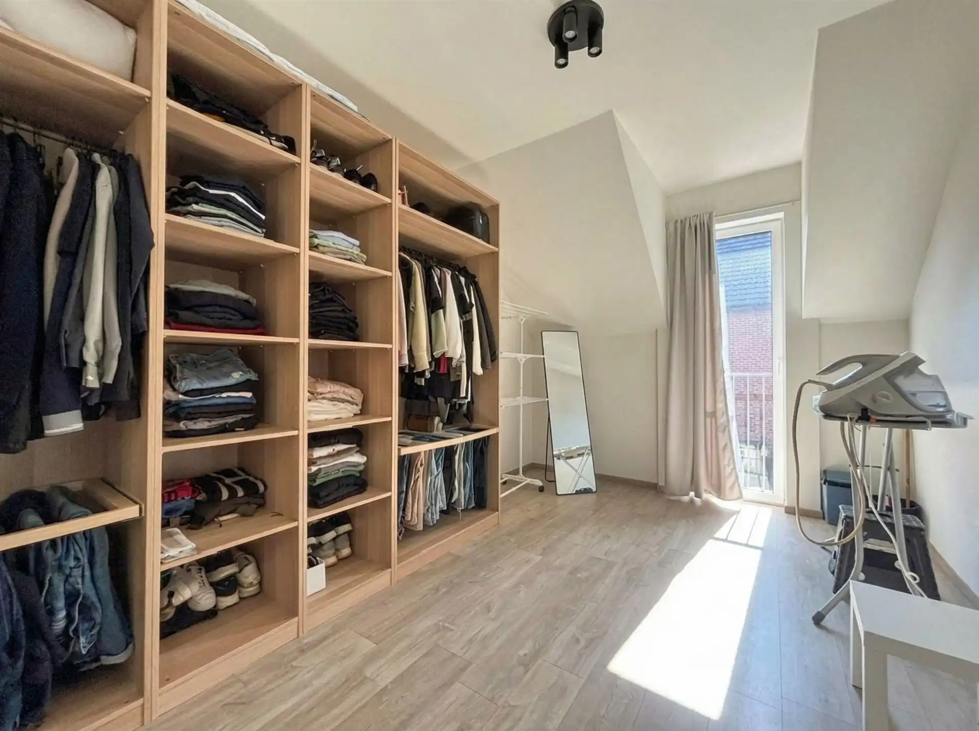 Instapklare, energiezuinige starterswoning met 2 slaapkamers, tuintje en ondergrondse parking op toplocatie in Maasmechelen! foto 9