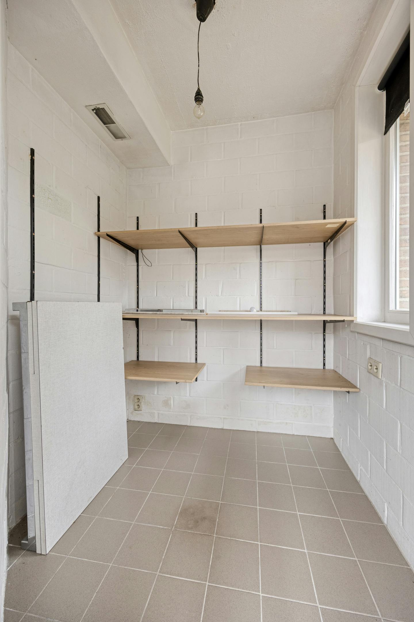 Gelijkvloers handelsruimte of kantoor met woning en tuin foto 15