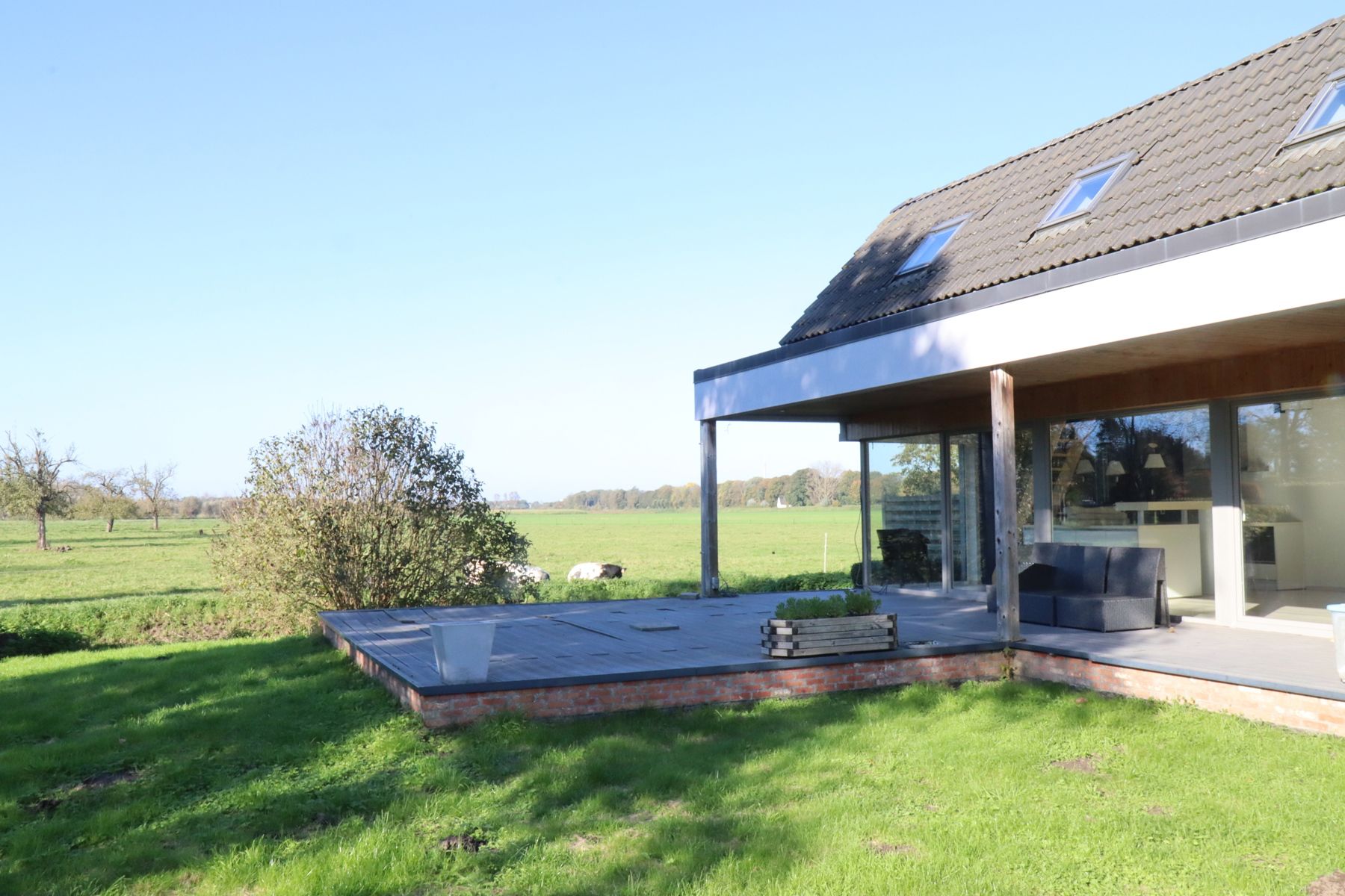 Ruime op te frissen villa met zicht op de weides met tof bijgebouw foto 25