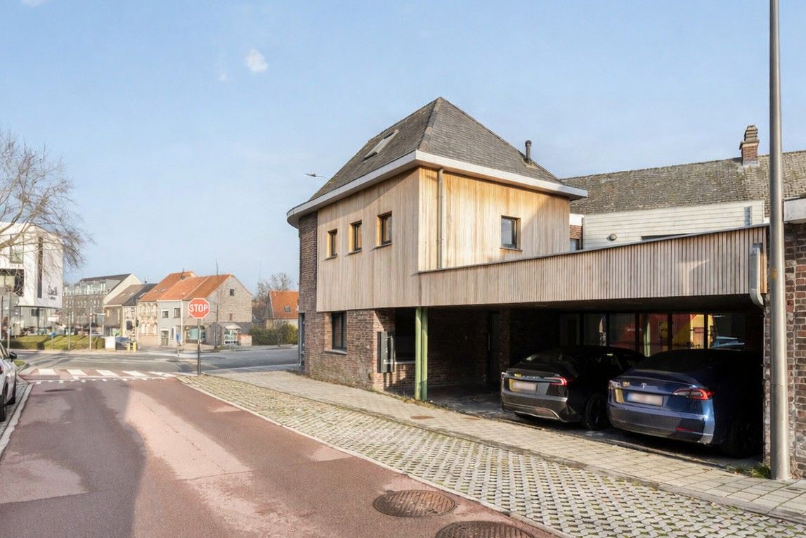 Sterk visueel gelegen kantoorgebouw met 3 standplaatsen en groot bovenliggend appartement met 6% bruto rendement. foto {{pictureIndex}}