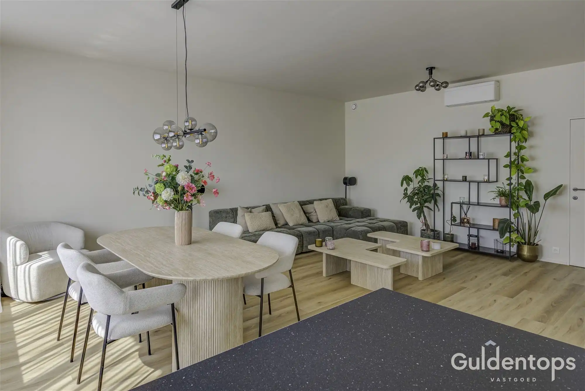 Knap vernieuwd 2 slaapkamerappartement op topligging foto 12