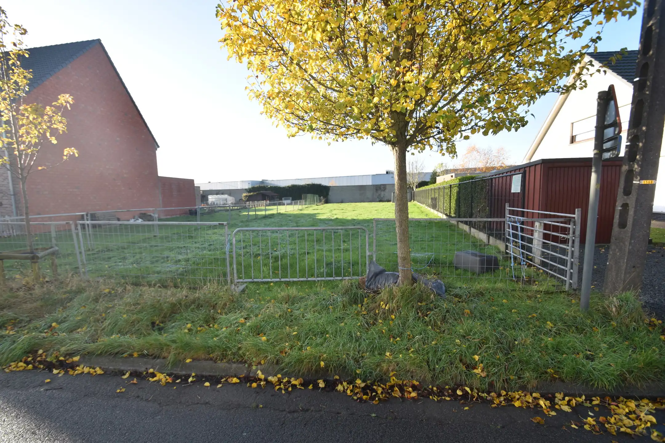 Een perceel bouwgrond voor een Half-open woning op 06 are 76 ca foto 2