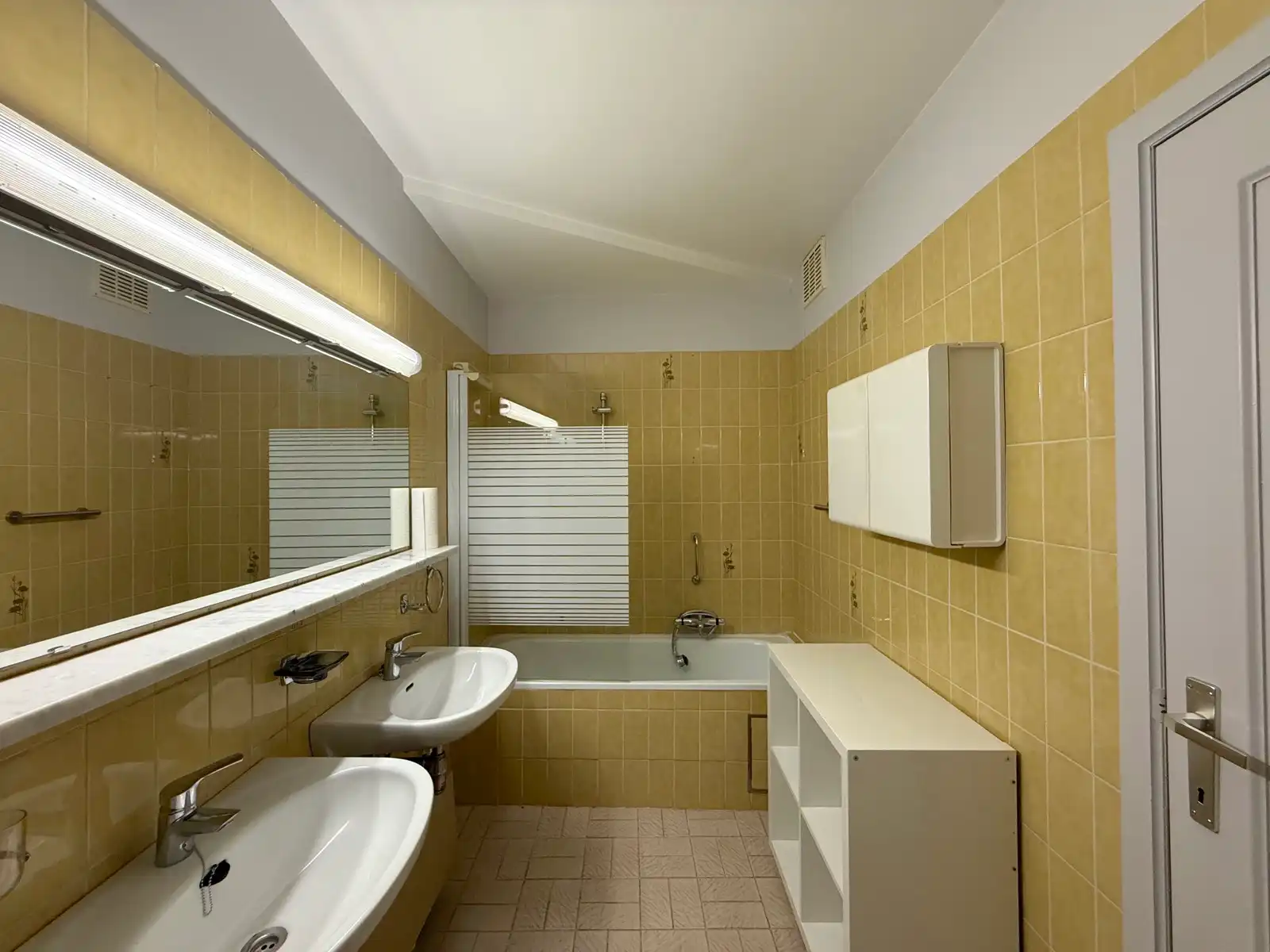 Ruim appartement met 3 slpks in centrum Sint-Kruis foto 22