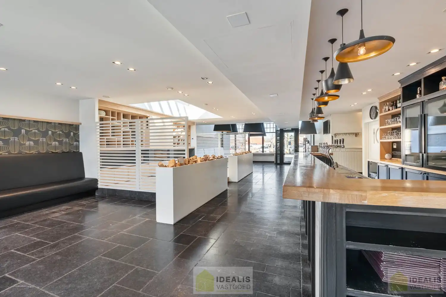 IDEALIS VASTGOED - “Het Brouwershof”, een prachtig pand met een rijke geschiedenis gelegen op het Itterplein op een unieke locatie!! Dit handelspand, een voormalige brasserie, omvat maar liefst ca.420m² bruikbare oppervlakte en is momenteel ingericht als horecazaak met een ruime brasserie met knappe bar, aansluitend volledig uitgeruste keuken, stijlvol ingerichte sigarenkamer, achterliggend een grote feestzaal,  en een ruim afgesloten terras met overdekte lounge. Daarnaast wordt ook het gerenoveerde duplex appartement, gelegen op de 1ste en 2de verdieping van maar liefst ca.155m² bewoonbare oppervlakte en voorzien van een ruime woonkamer met aansluitend keuken, badkamer voorzien van bad en douche, 3 slaapkamers en ruim dakterras aangeboden. Uiterst geschikt voor kandidaten op zoek naar een handelspand met woonst op een toplocatie midden in hartje Opitter, Bree! foto 13