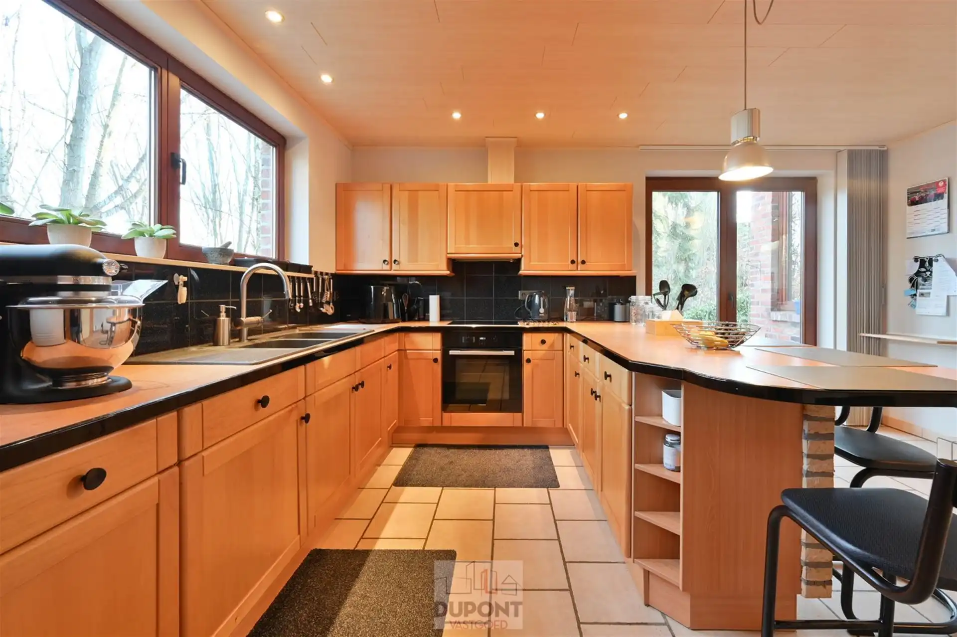 Villa gelegen in een prachtig bebost kader, zeer rustig gelegen, 3 tot 5 slaapkamers, zeer grote kelder. foto 7