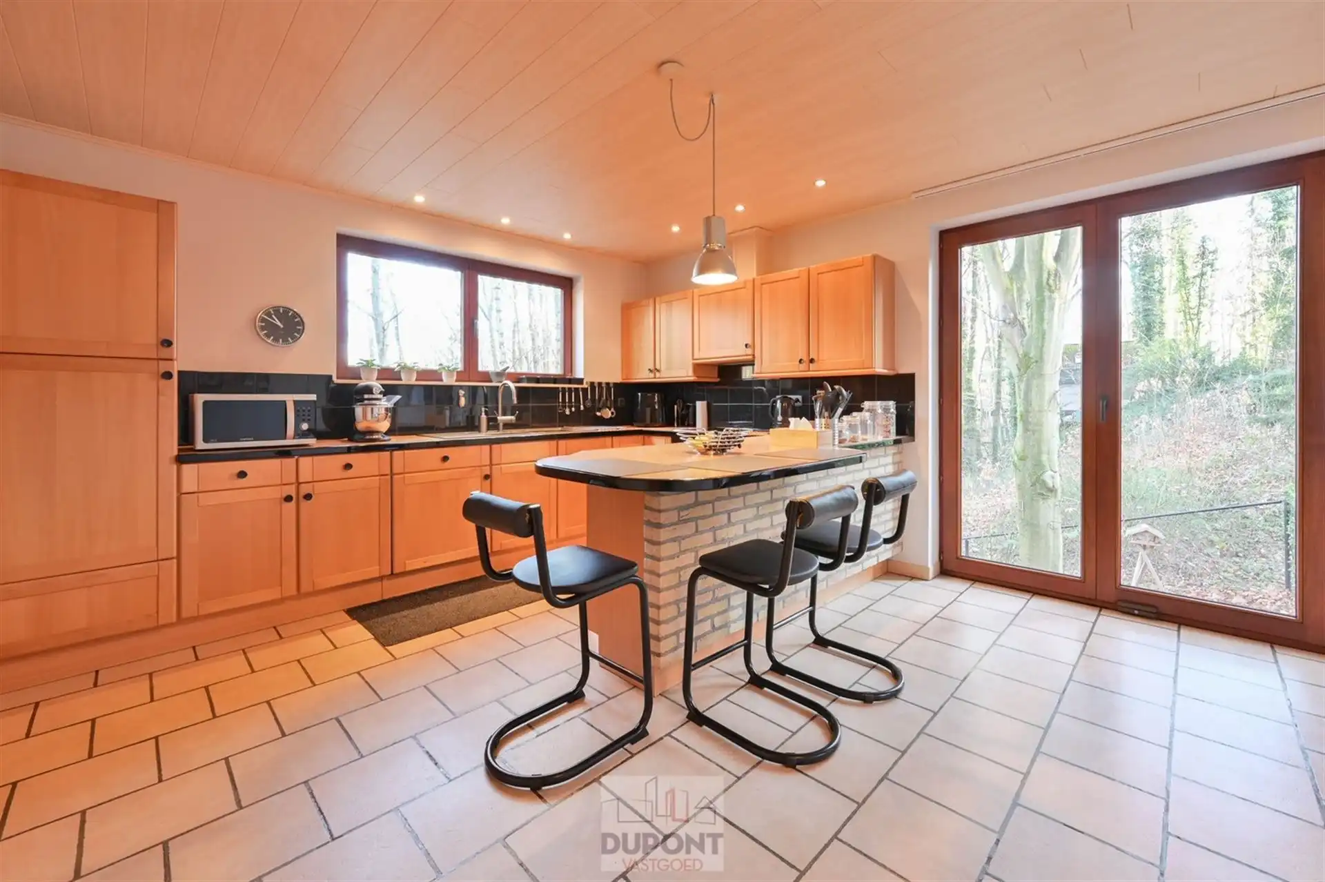 Villa gelegen in een prachtig bebost kader, zeer rustig gelegen, 3 tot 5 slaapkamers, zeer grote kelder. foto 7