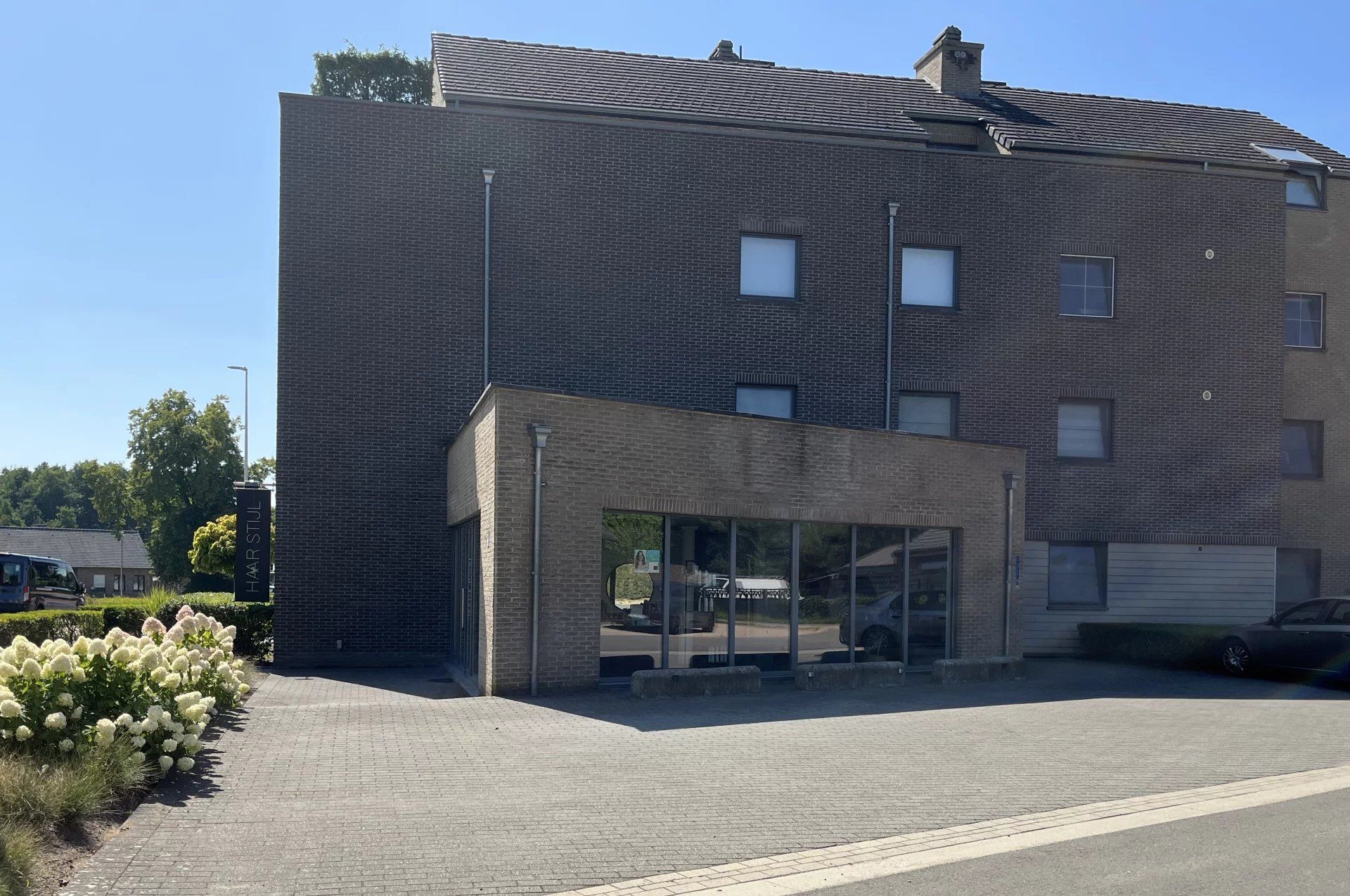 Instapklaar handelspand met aanpalend 1 slaapkamer appartement foto 3