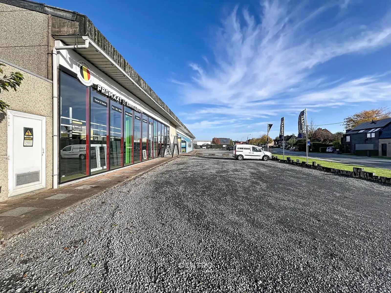 Multifunctioneel bedrijfsgebouw op een perceel van 10.321 m² te Kuurne! foto 3