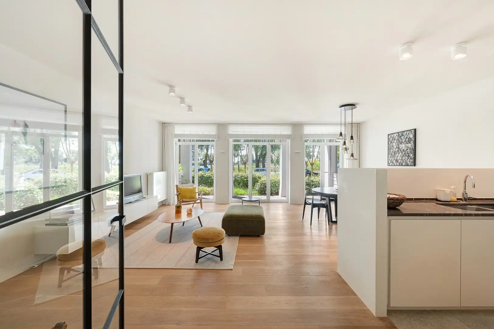 Uitzonderlijk tuinappartement met frontaal zicht op het Duinenwatermeer. foto 5