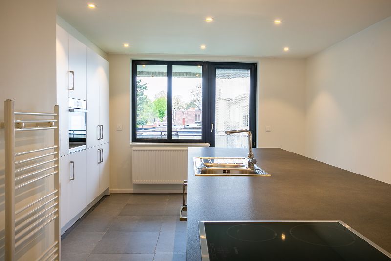 Ruim luxueus 2 slpk. appartement, groot terras, P, hartje Schilde! foto 5