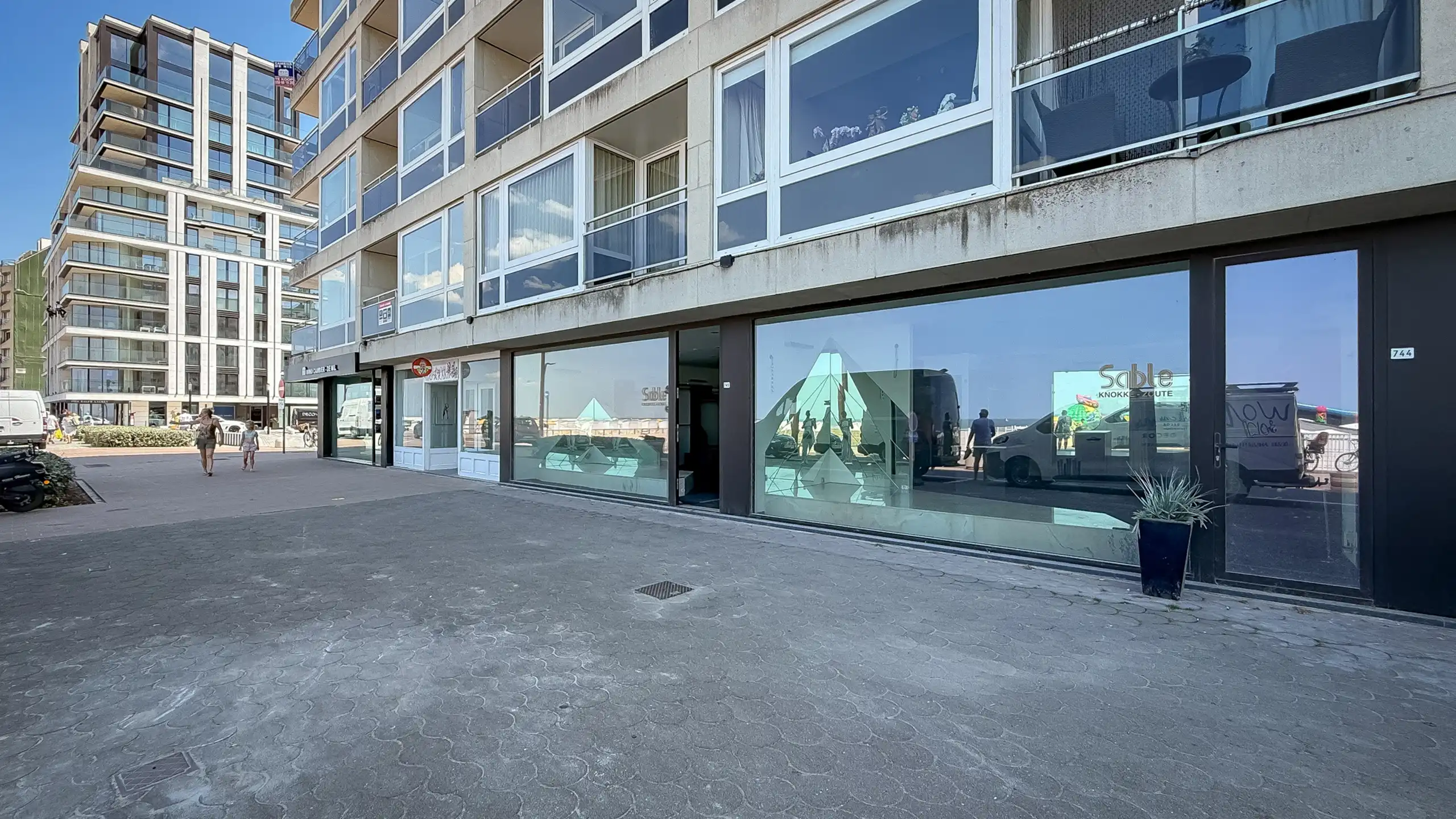 Commercieel handelspand – Zeedijk Zoute, aan het Albertplein foto {{pictureIndex}}