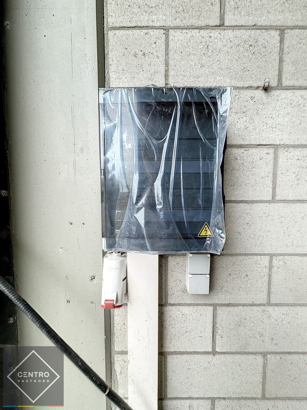 Instapklare OPSLAGRUIMTE (265m²) met toilet en hoge sectionaalpoort (gemakkelijk toegankelijk met grote vrachtwagens). Op industriezone "Herdersbrug" te Brugge. foto 8